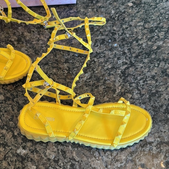 Cape Robbin Yellow Strappy gladiator Sandals EUC 8.5 - Picture 2 of 8